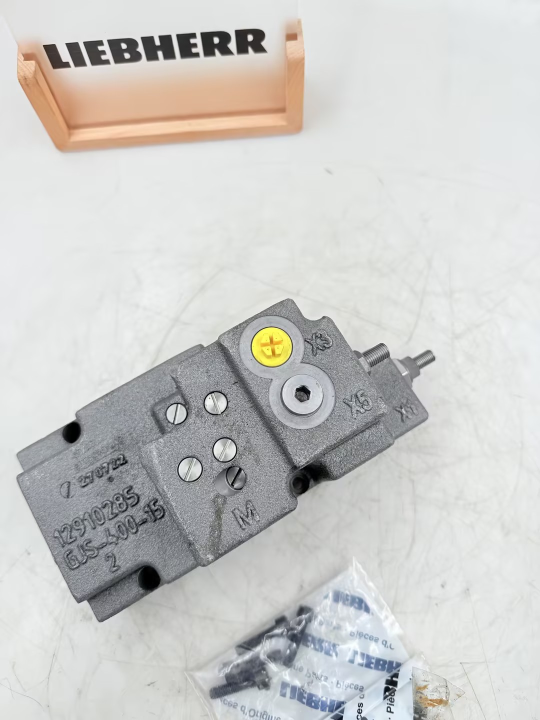 Регулирующий клапан Liebherr 12932193