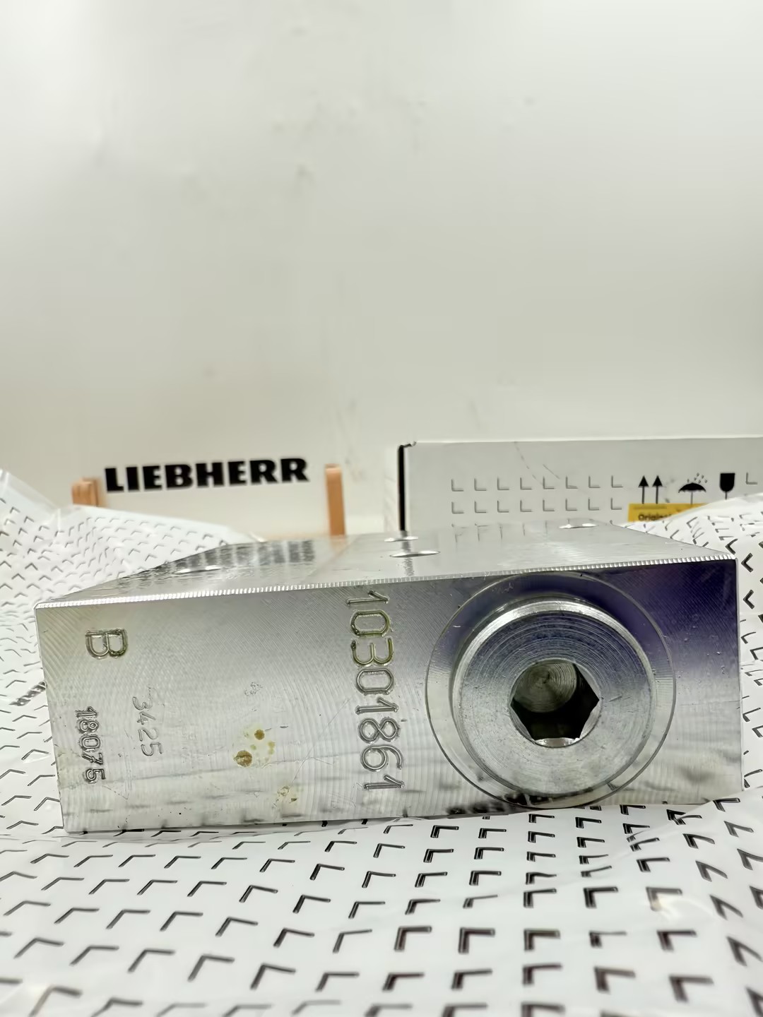Клапан давления Liebherr 10301861 для серии LH серии A