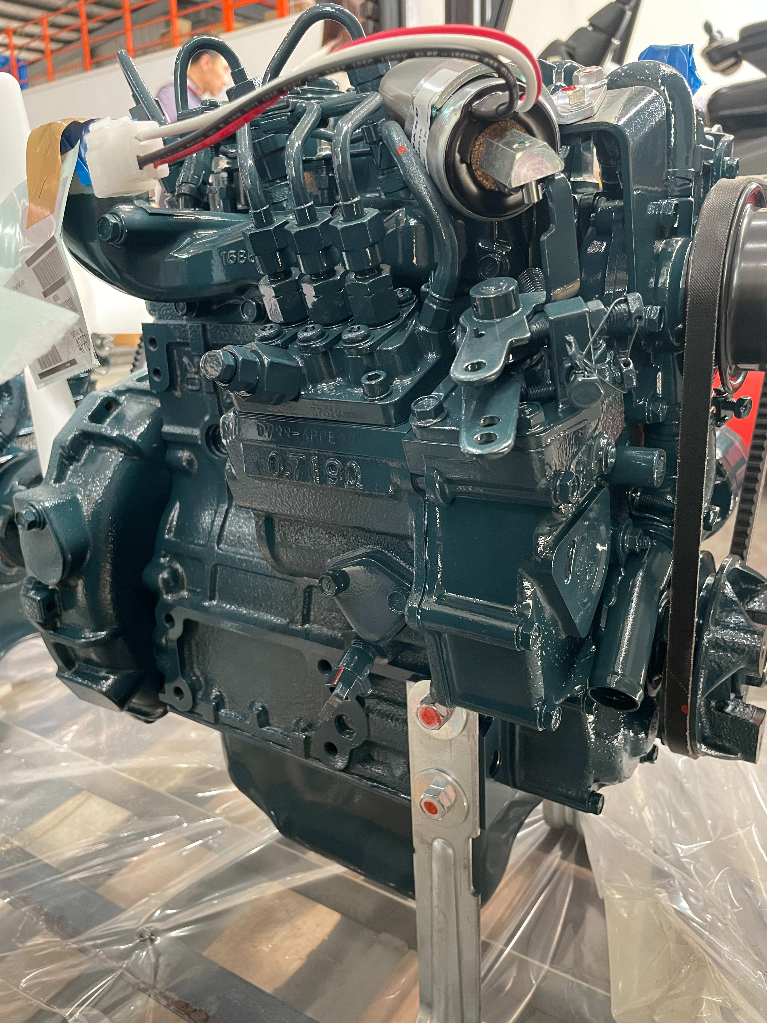 Дизельный двигатель Kubota 1J323-28000 D722-E4B-CBH-1