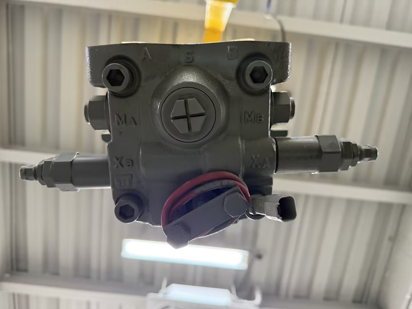 Гидравлический двигатель Liebherr 10122573 для R926