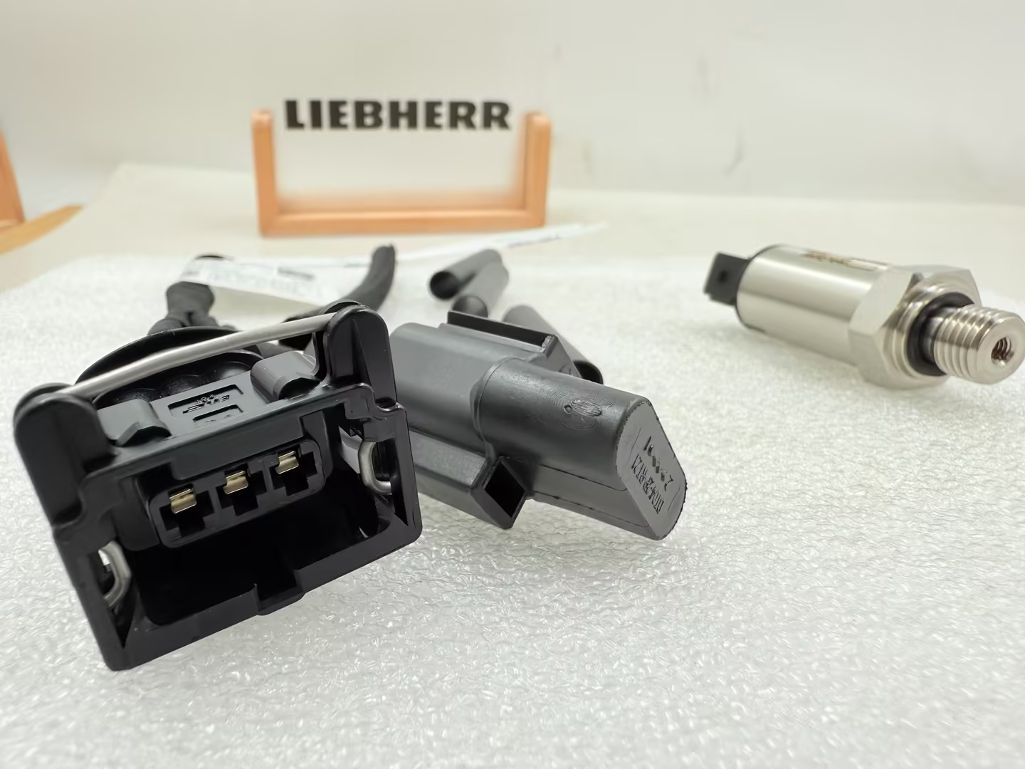 Liebherr 6290129 Датчик давления для D924-D926 TI-E D9406 D9408